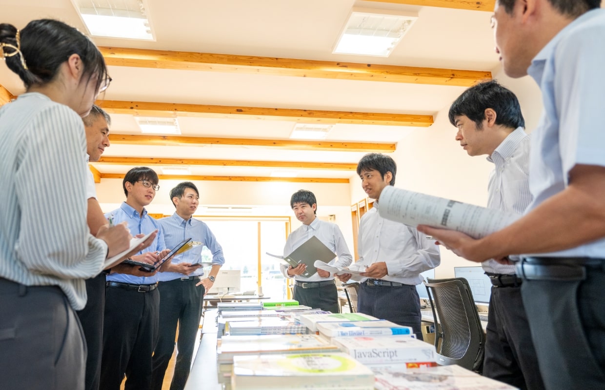 複数人で話し合う様子