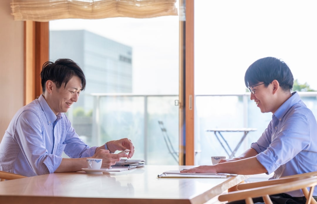 対面で話し合う様子