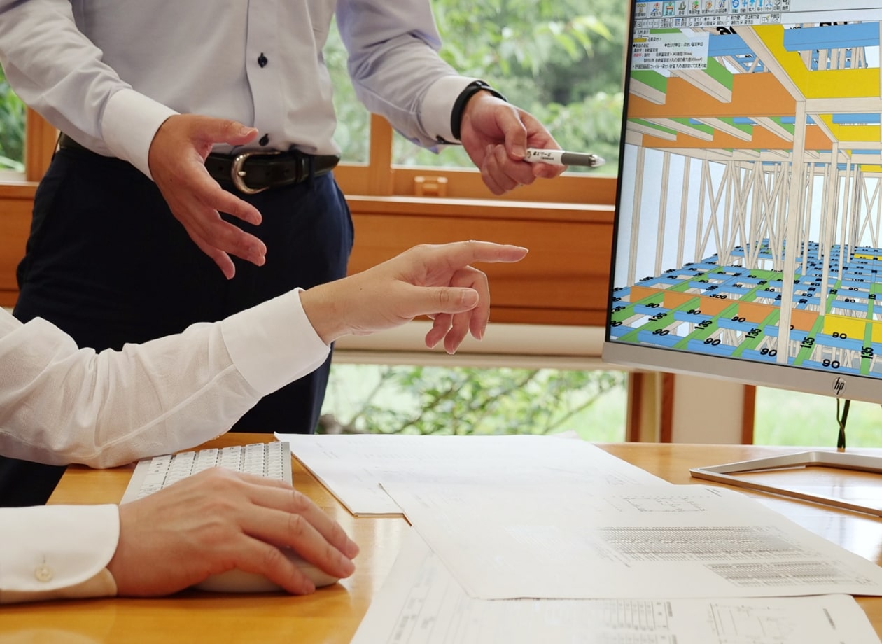 PC画面を指差す様子