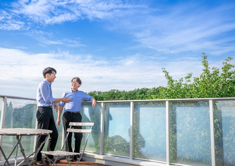 テラスで談笑する様子