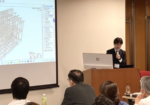 登壇をして説明をしている様子