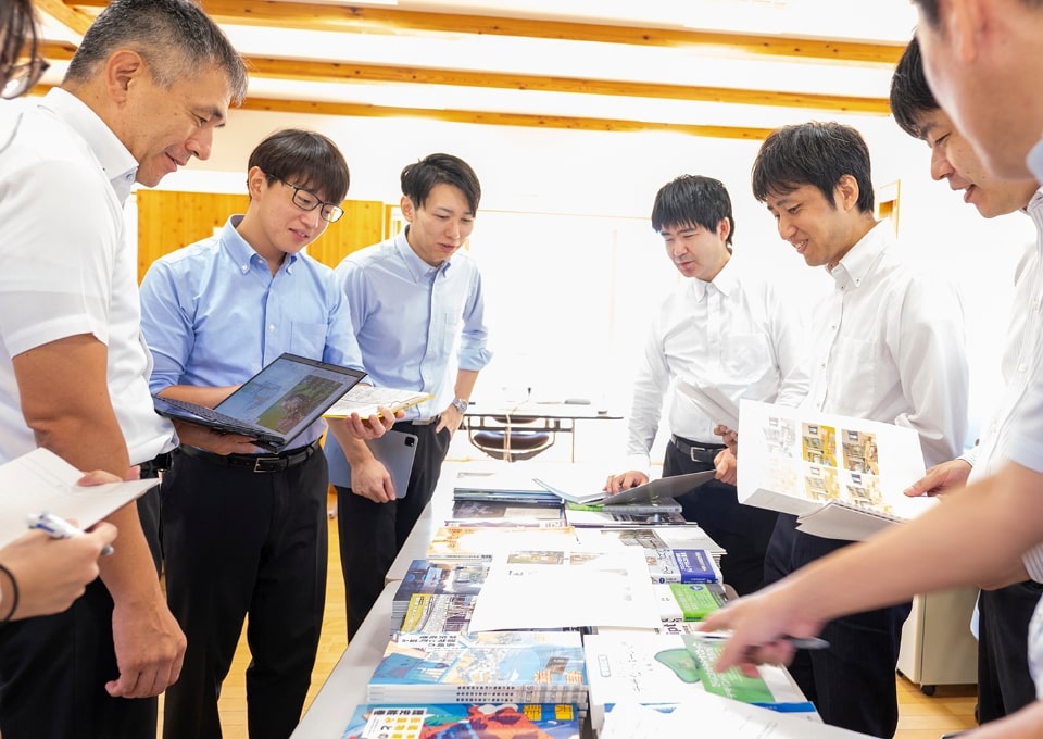 複数人で資料を見ている様子