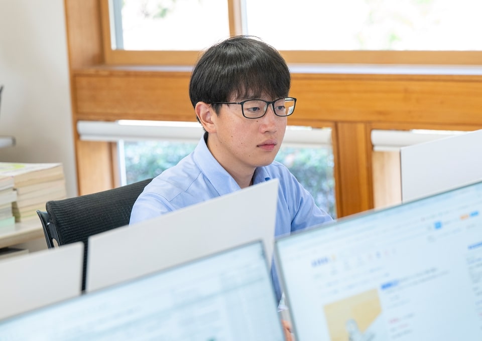 作業をする社員