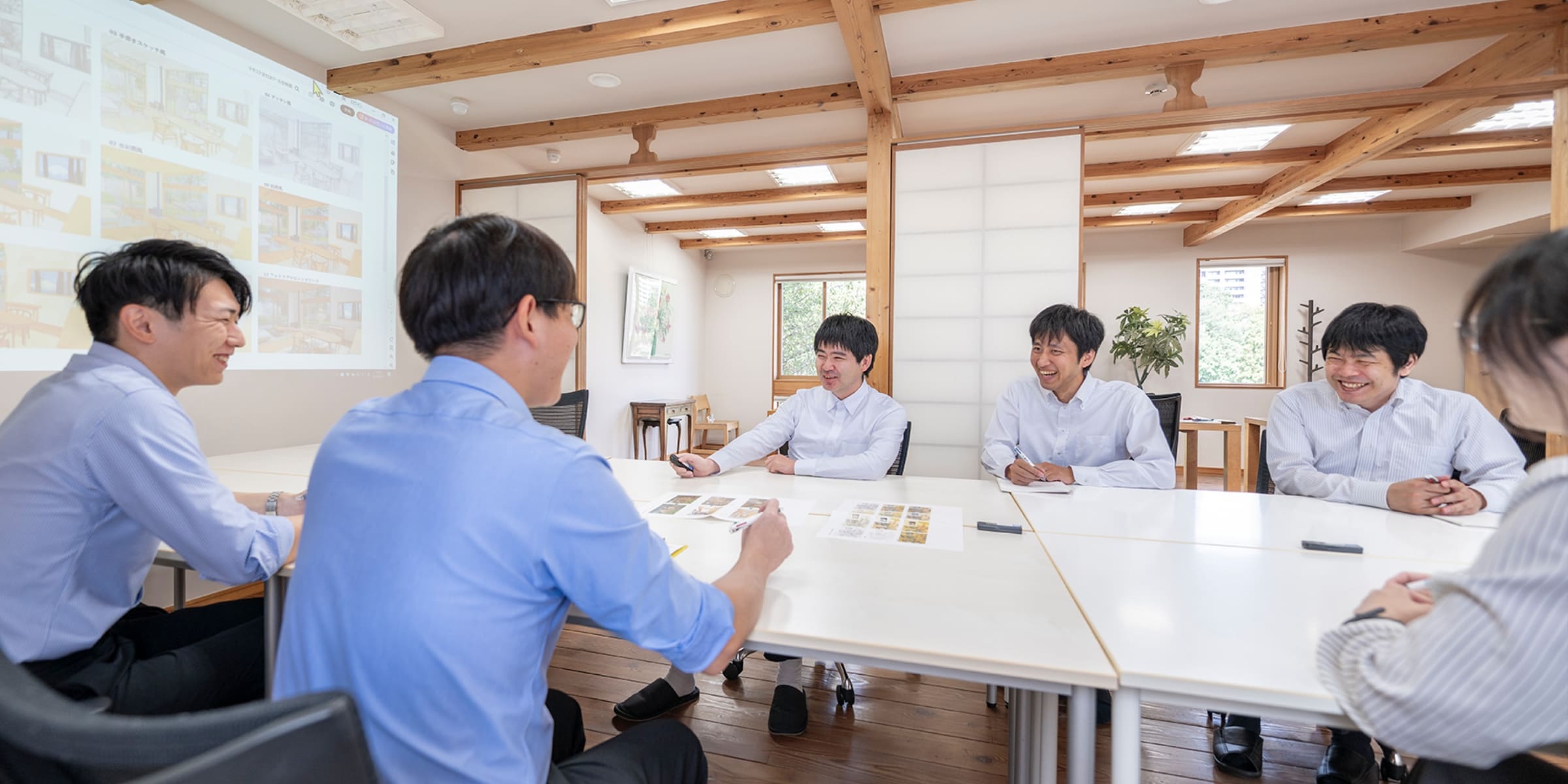 複数人で会議をする様子