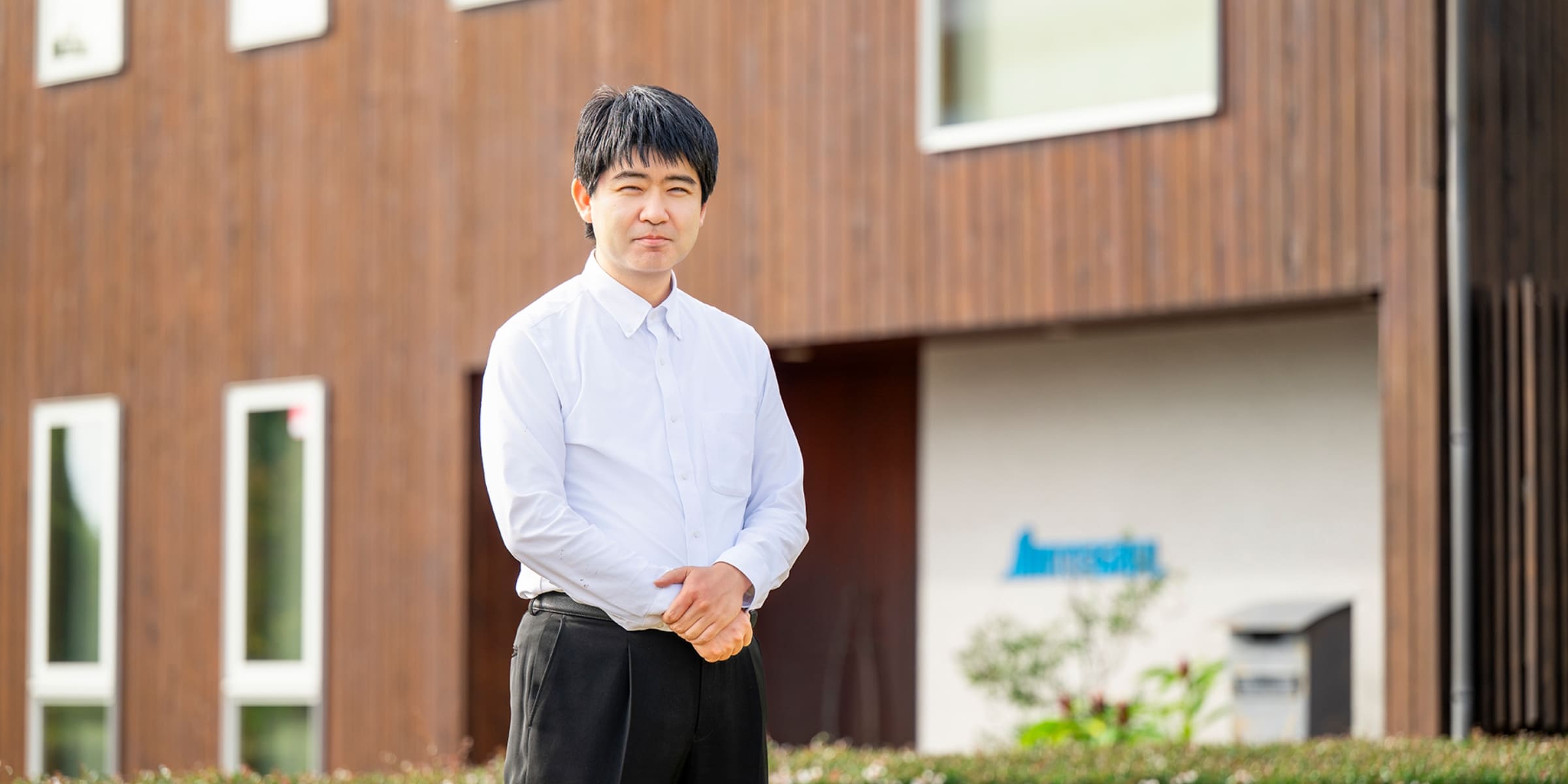 オフィス前の澤井 博