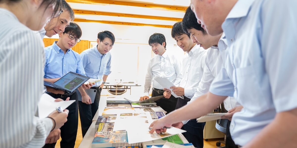複数人で机上の資料を見ながら話し合う様子