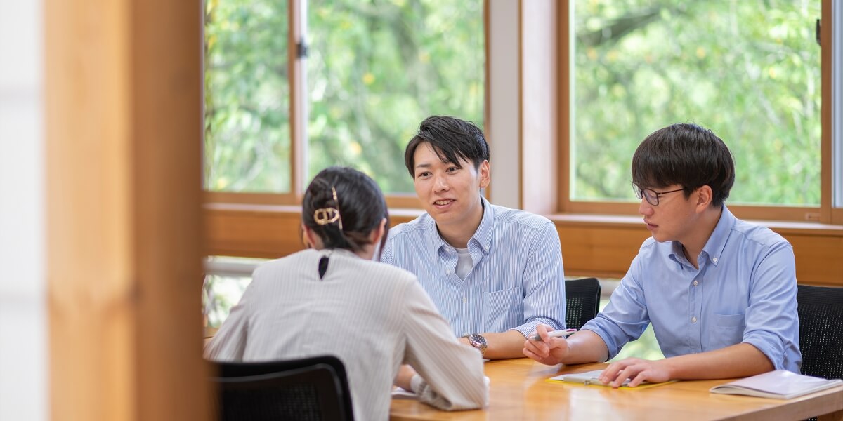 数人で打ち合わせをする様子