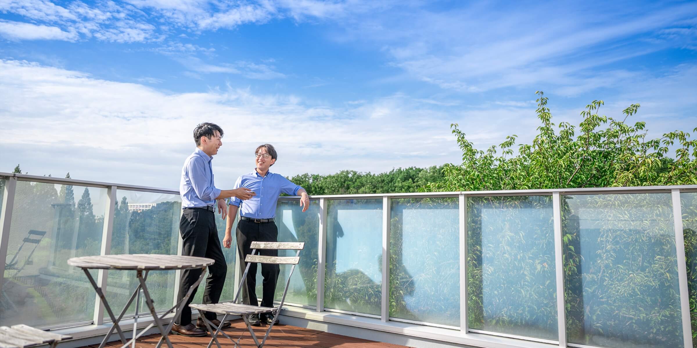 屋外テラスで談笑する様子