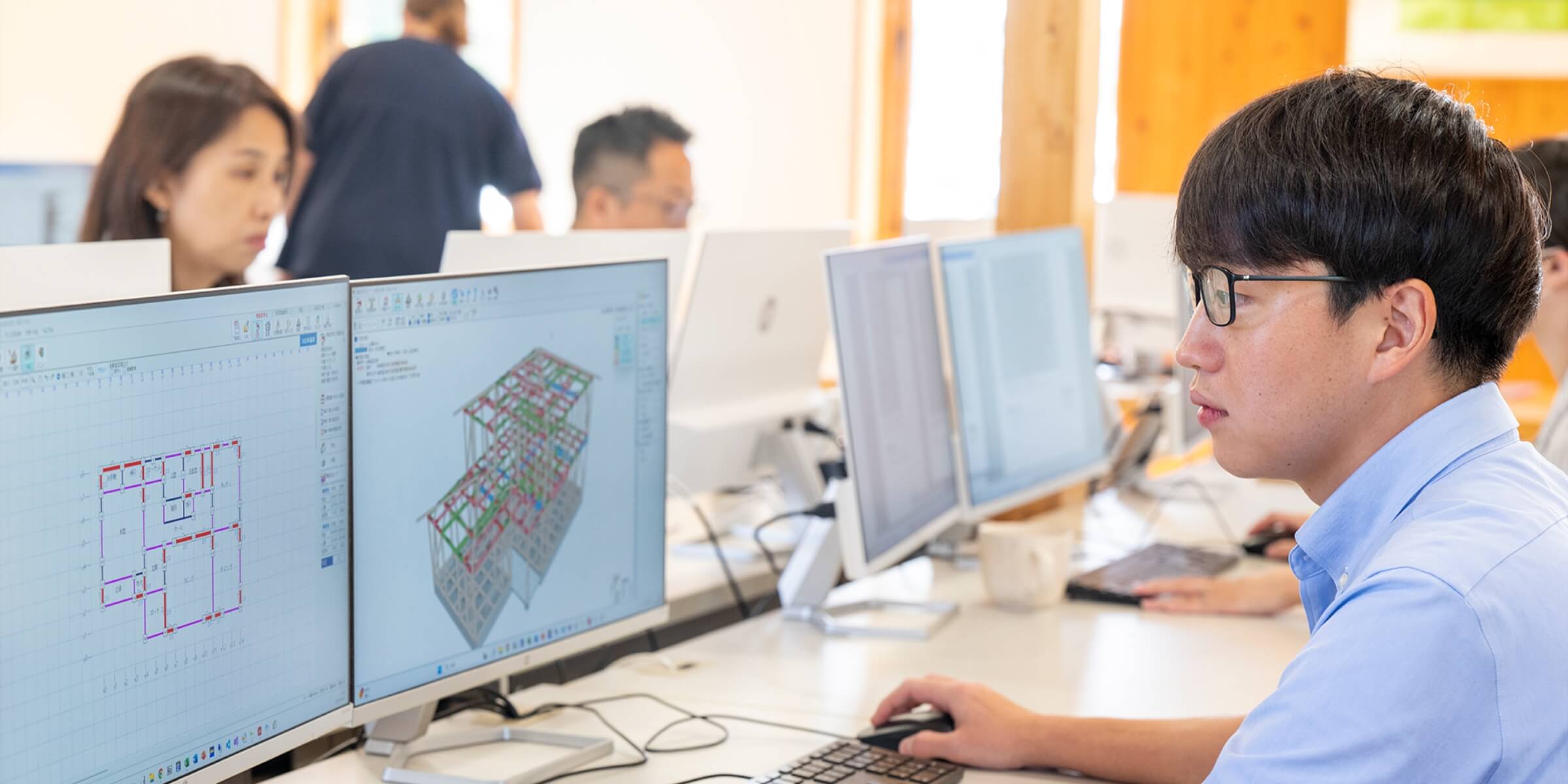 PC操作をする様子