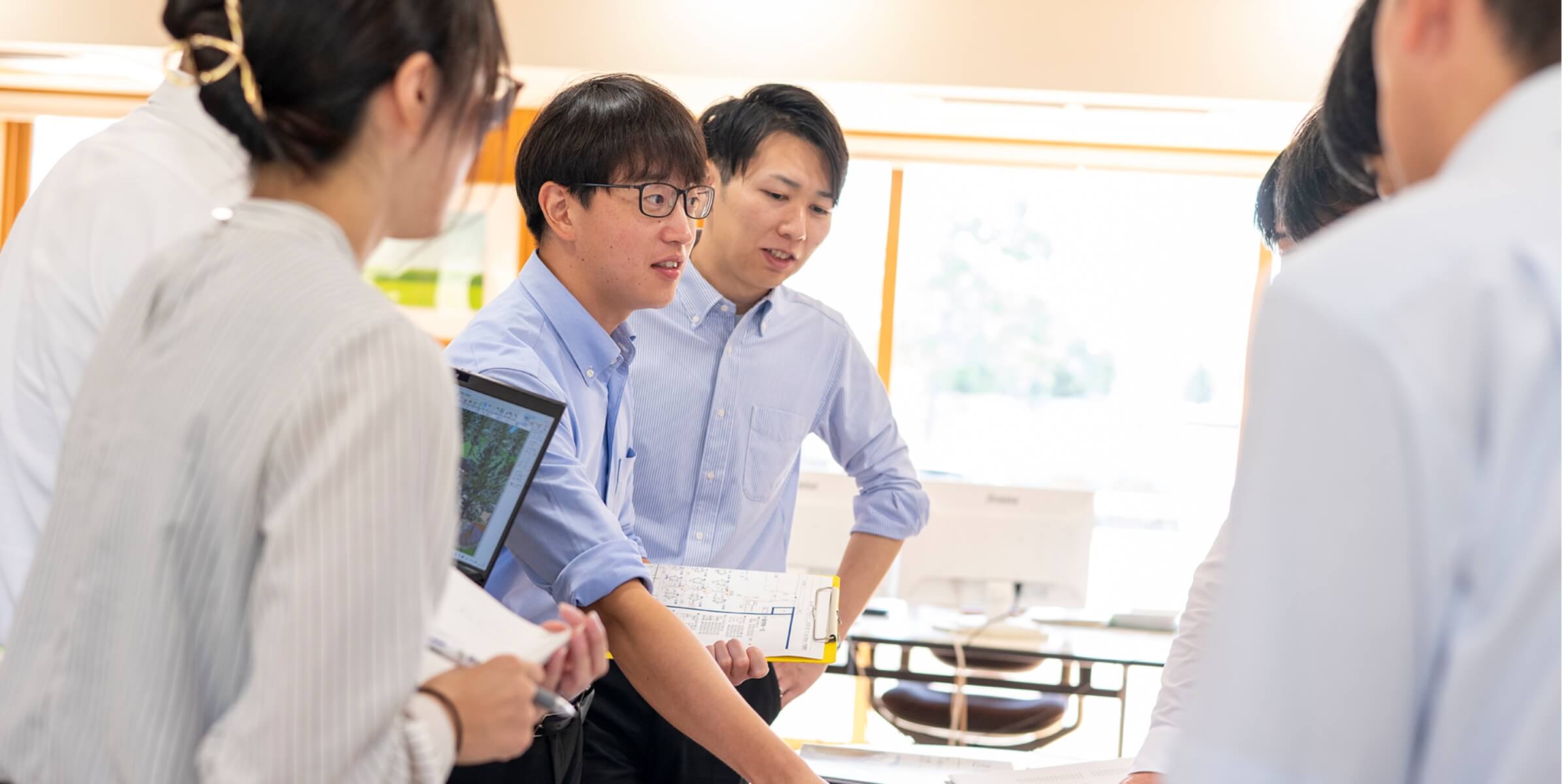 複数人で会議をする様子