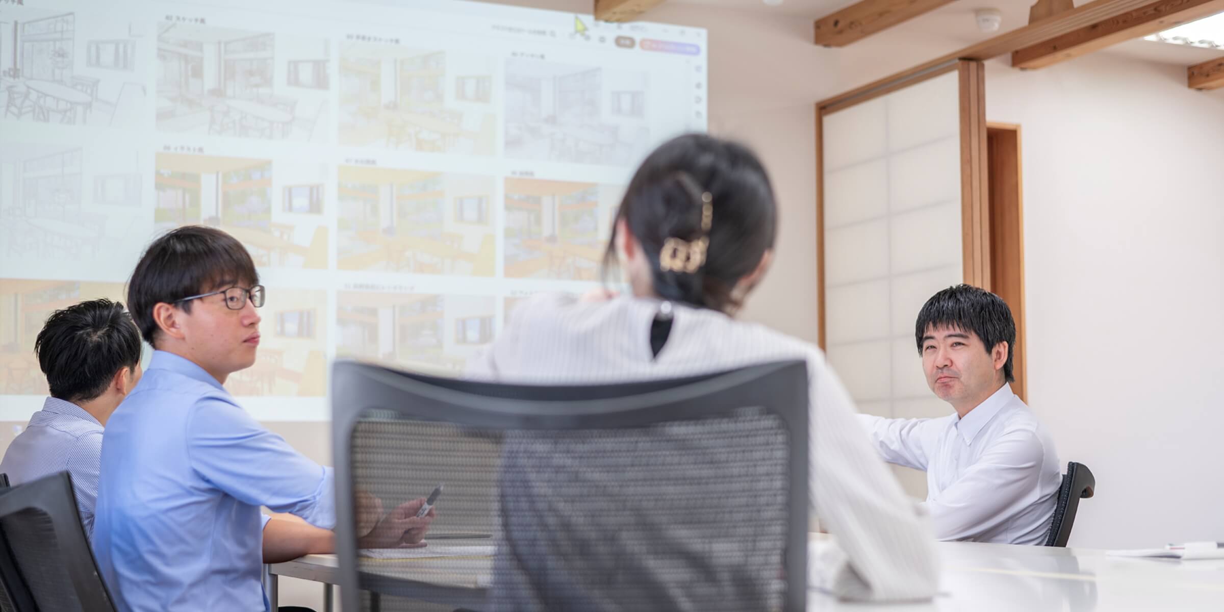 複数人で会議をする様子