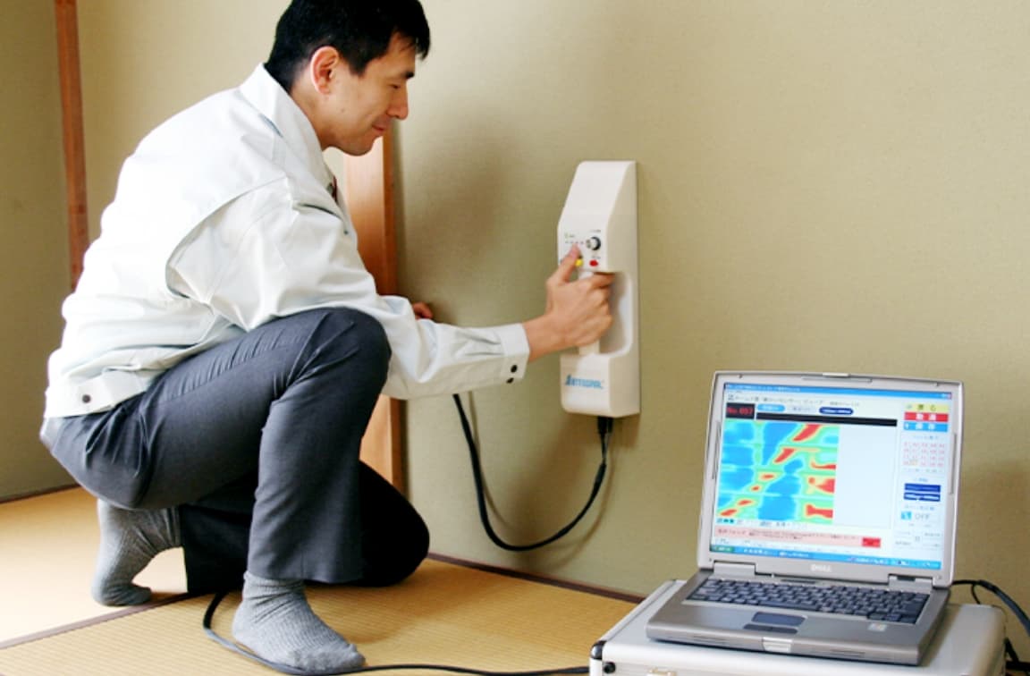 筋かい探知機を利用している様子