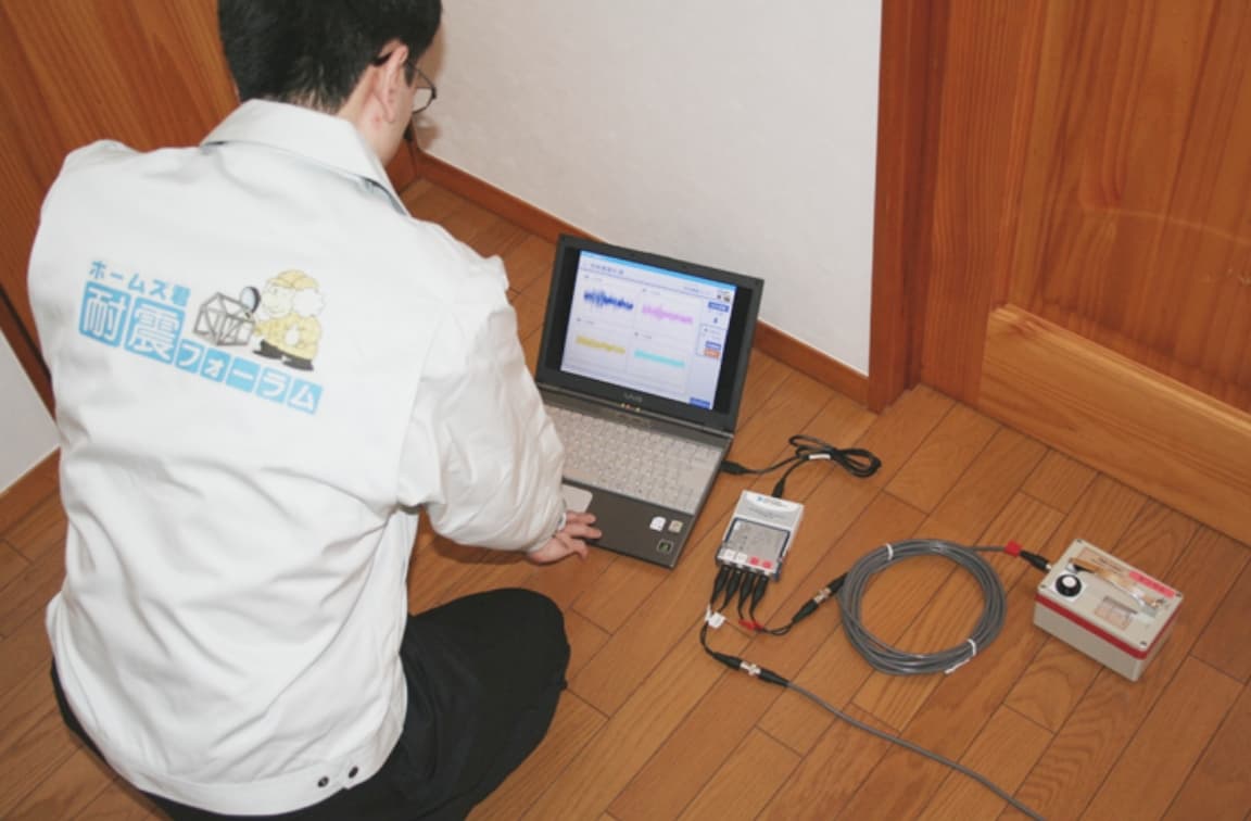 常時微動を計測する様子