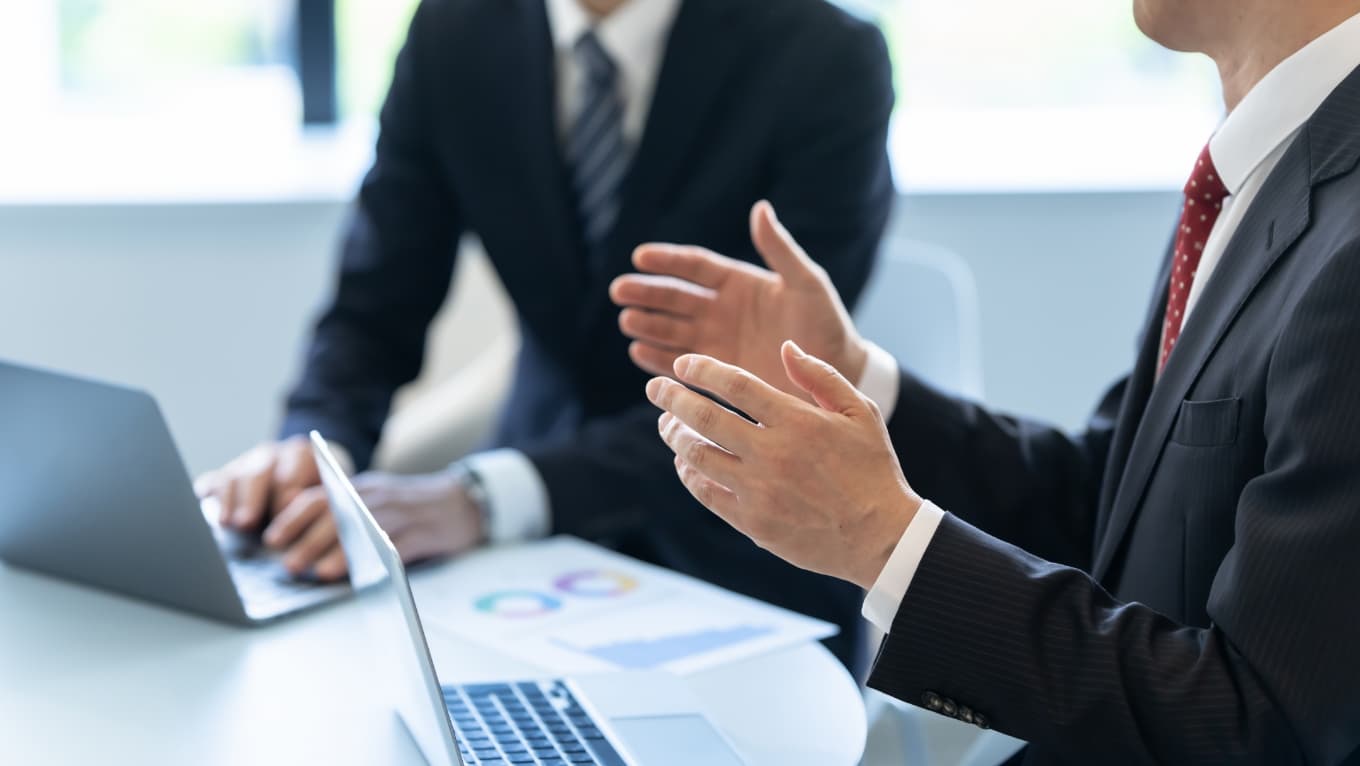 製品について話し合いをしている様子